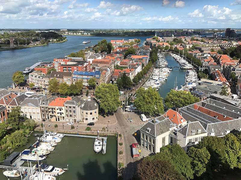 Vom Turm der Kathedrale hat man einen schönen Blick auf die Yachthäfen von Dordrecht
