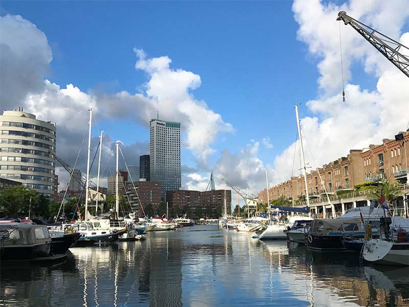 Die City Marina Rotterdam liegt im historischen Entrepot-Hafen und bietet einen reizvollen Kontrast zwischen alter und neuer Architektur