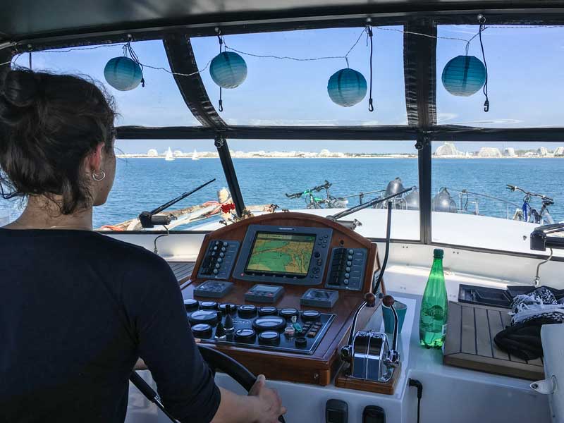 Nichte Anna bekommt ihre erste Fahrstunde mit dem Boot