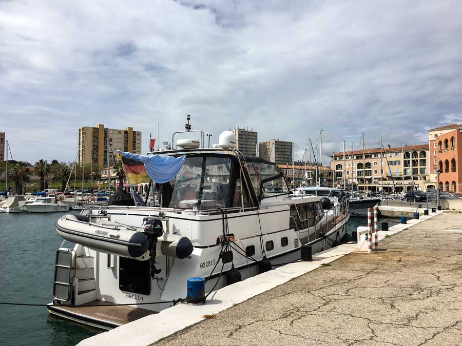 Für größere Boote gibt es einige wenige Liegeplätze seitlich am Quai