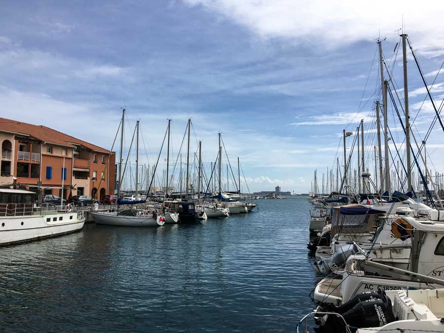 Von dieser Stelle des Yachthafens sieht man praktisch bis in den Golfe des Fos hinein