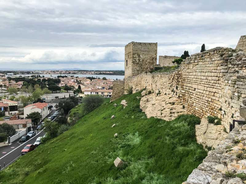 Von der Festung auf dem Burghügel hat man einen schönen Blick auf den Étang de l'Estomac