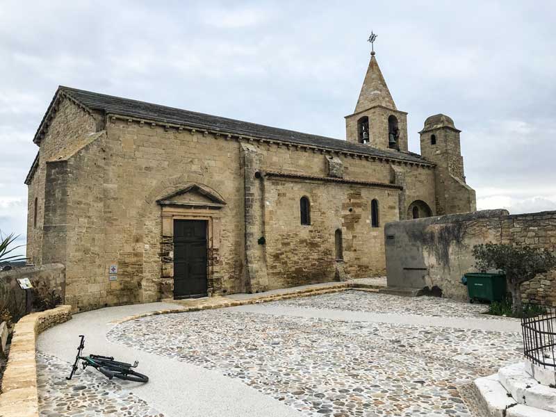Die Église Saint Saveur in Fos-sur-Mer lässt sich im niedrigsten Gang gut mit dem Rad erreichen