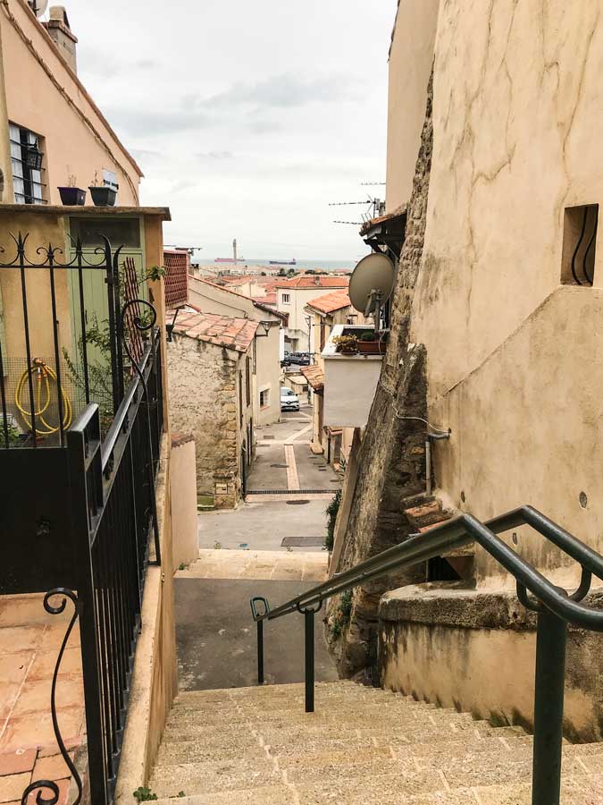 Steile kleine Gassen durchziehen die Altstadt von Fos-sur-Mer