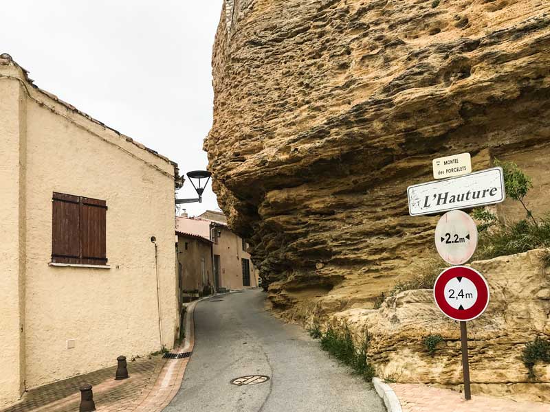 Die Auffahrt zur Festungsanlage von Fos-de-Mer führt unter dem Felsüberhang L'Hauture durch