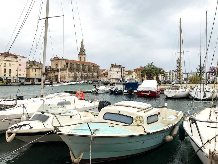 Vom Quai Brescon eröffnet sich über kleine Boote hinweg der Blick auf die Église de Saint-Genest