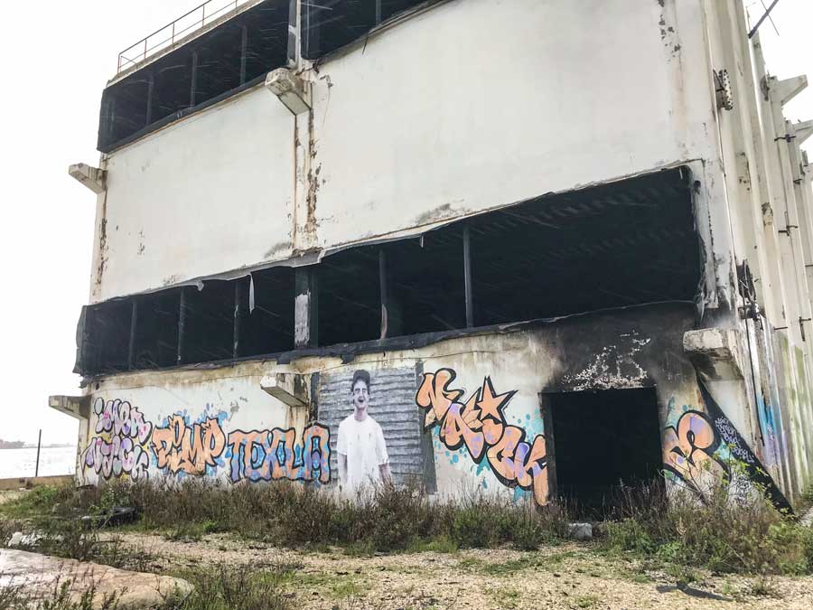 Street Art-Fans kommen in der Umgebung von Port-de-Bouc auf ihre Kosten, wie hier bei dieser ausgebrannten Industrieruine