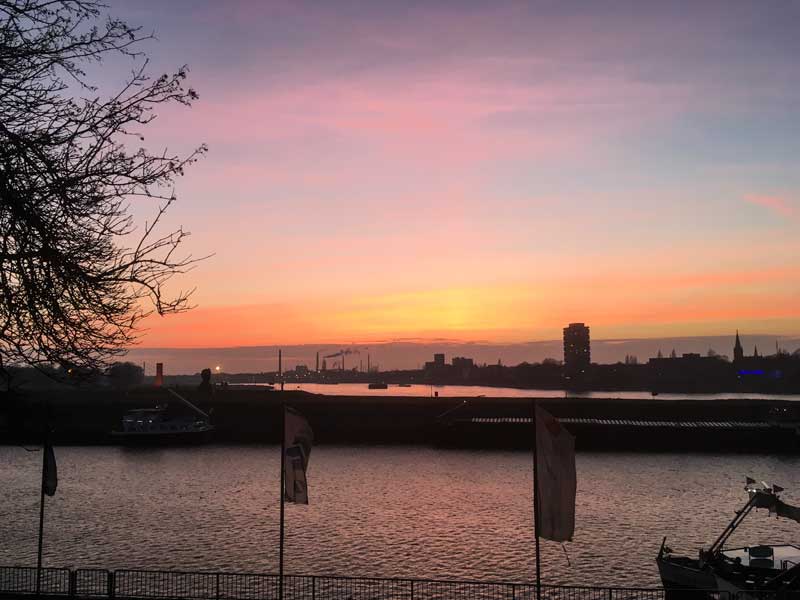 Bei Sonnenuntergang sehen auch die Industrieanlagen romantisch aus