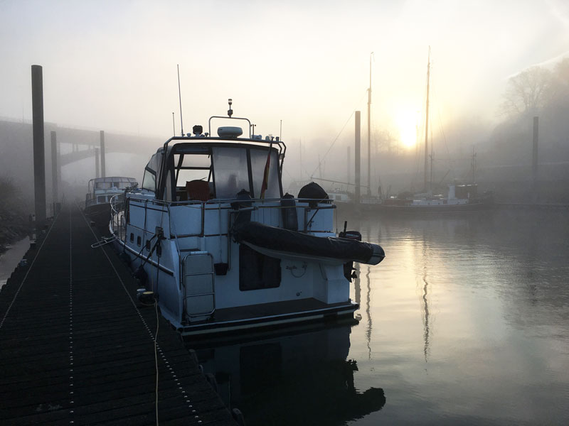 Im Dezember liegen morgens dicke Nebelschwaden über dem Wasser