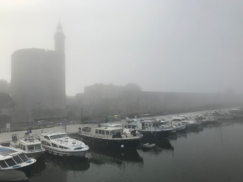 Bei der hohen Luftfeuchtigkeit gibt es in Aigues-Mortes gerne mal Morgennebel