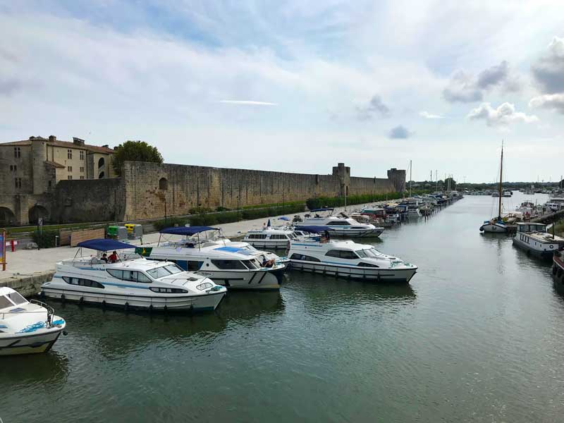 Der Hafen von Aigues-Mortes liegt unmittelbar an der Festungsmauer