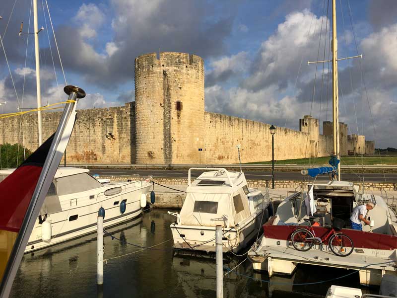 Vom Boot aus blicken wir direkt auf die Festungsmauer von Aigues-Mortes