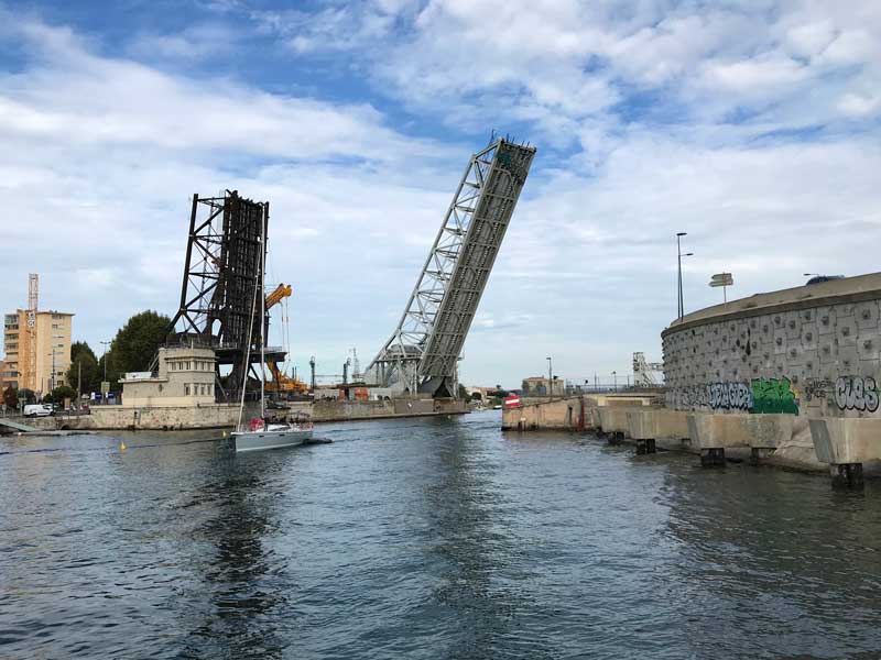 Brücke Nummer zwei, die Eisenbahnbrücke von Sète, ist auch schon geöffnet