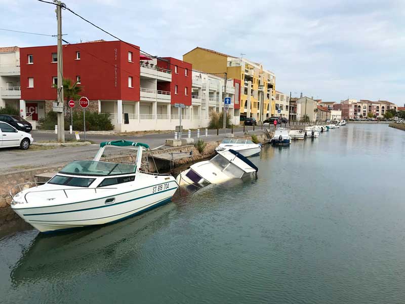 Entlang des Canal du Rhône à Sète sieht man etliche halb untergegangene Boote