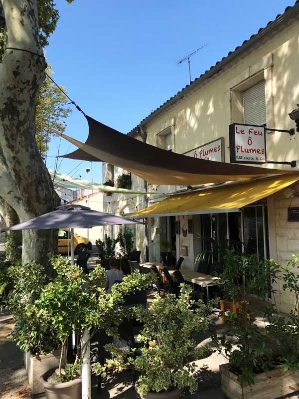 Das nette kleine Restaurant Feu Ô Plumes außerhalb der Altstadt von Aigues-Mortes