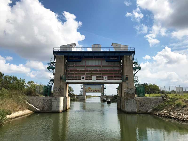 Les Portes du Vidourle: hier kreuzt der Vidourle den Canal du Rhône à Sète