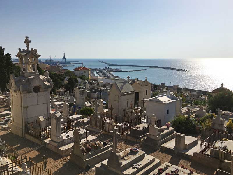 Vom Cimetière Marin hat man einen tollen Blick bis in den Hafen hinein