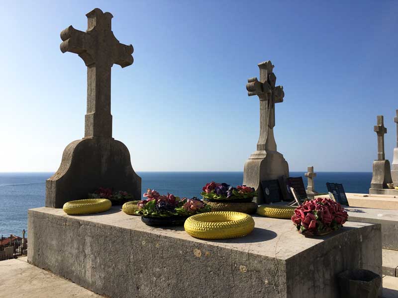 Fast alle Gräber auf dem Cimetière Marin haben Seeblick