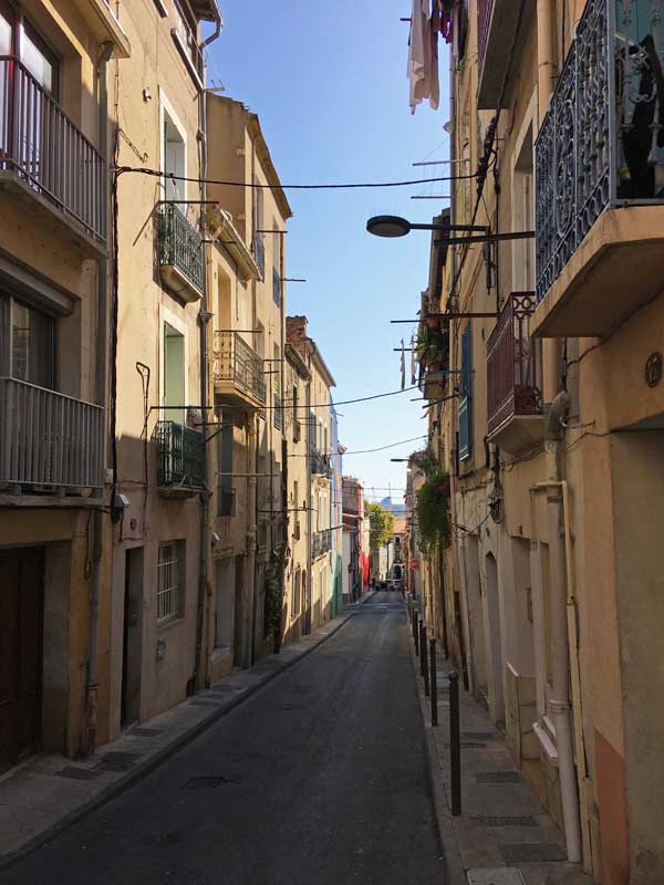 Eine der vielen Gassen in Sète mit Blick auf den Hafen