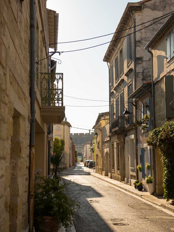 Eine typische Altstadtgasse in Aigues-Mortes