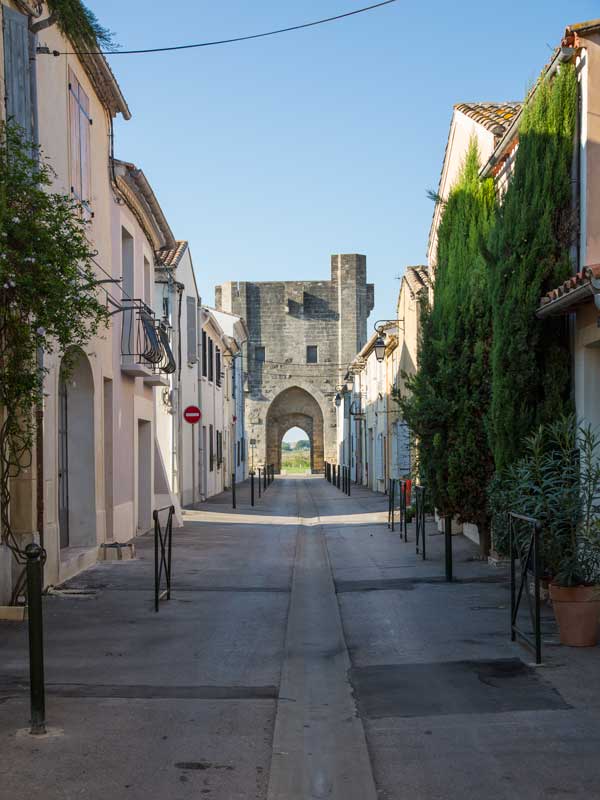 Viele Gassen der Altstadt von Aigues-Mortes münden in ein Tor