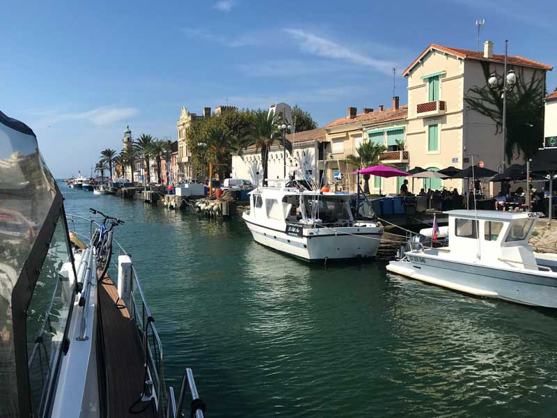 Vom Kanal her gesehen sieht Grau-du-Roi äußerst malerisch aus