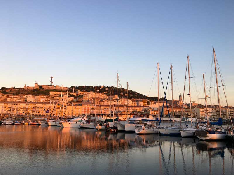 Morgens wird der Stadtberg von Sète von der Sonne rosig angestrahlt