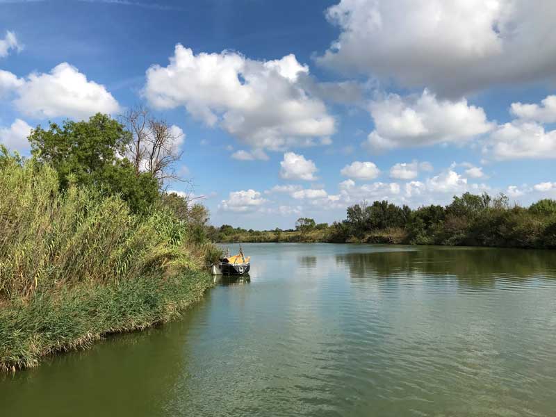 Der Canal du Rhône à Sète führt durch das Sumpfgebiet der Camargue