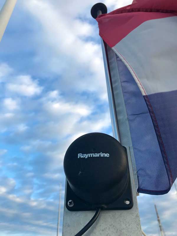 Das ist unser Raymarine Kompass, wie er auf dem Mast montiert ist