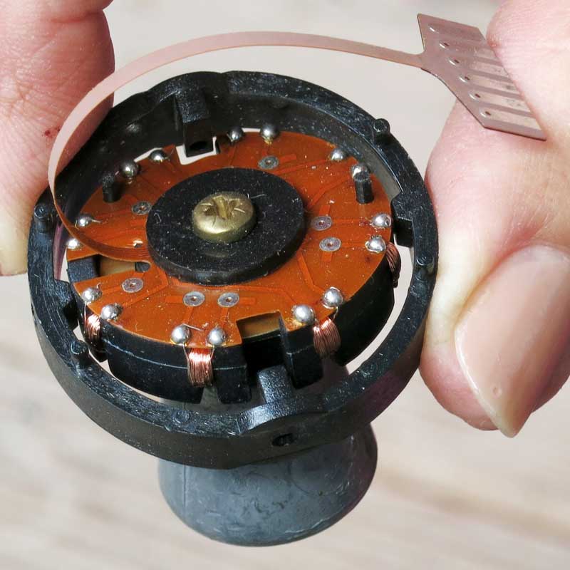 Egal, wie rum man die Fassung des Raymarine Kompasses hält, der Metallzapfen zeigt stets nach unten