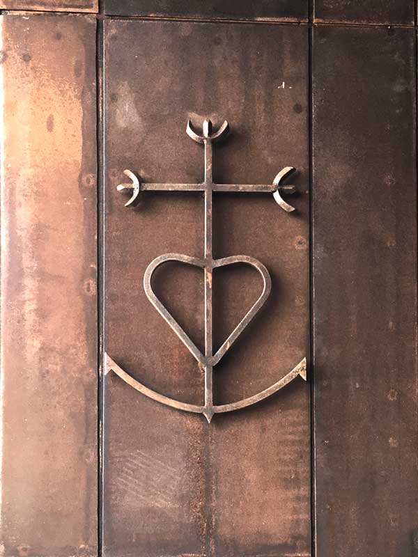 Das Camargue-Kreuz symbolisiert die drei theologischen Tugenden Glaube, Liebe und Hoffnung
