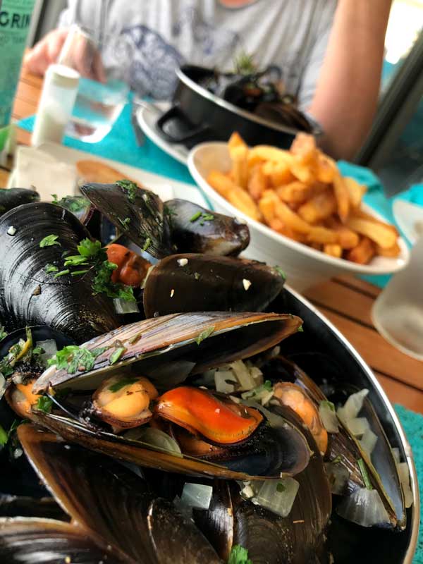 Leckere Moules Frites in einem Lokal am Ufer des Hérault