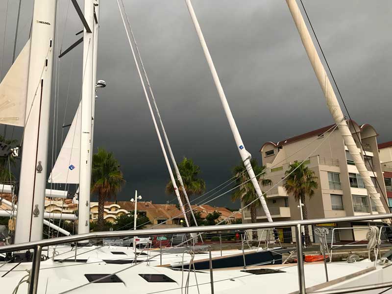Gewitter über dem Hafen von Gruissan