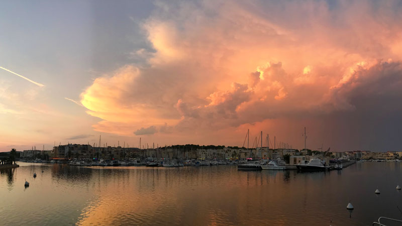 Hafen von Gruissan, Sonnenuntergang mit Gewitterwolke