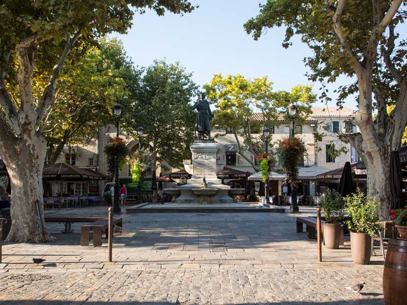 An der Place Saint-Louis findet man unzählige Cafés und Restaurants
