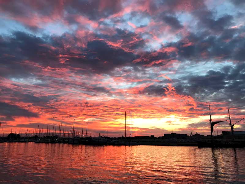 Zum Abschied schenkt uns Sète noch einen überaus farbigen Sonnenaufgang