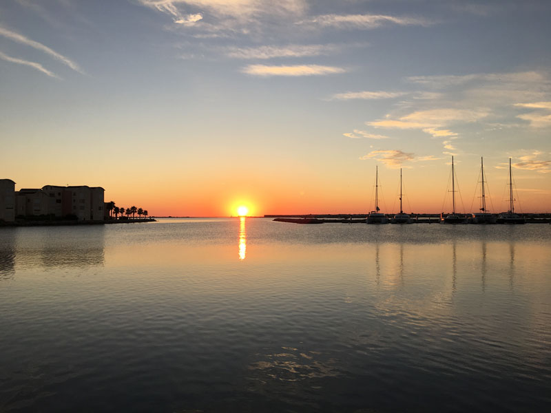 Am letzten Morgen bekommen wir nocheinmal einen besonders schönen Sonnenaufgang in Gruissan