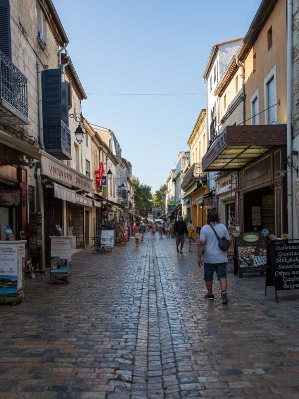 Die Grande Rue Jean Jaurès in Aigues-Mortes ist eine Straße mit vielen Souvenirläden
