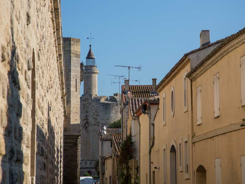 Hinter den Häusern der Altstadt erhebt sich der Tour de Constance