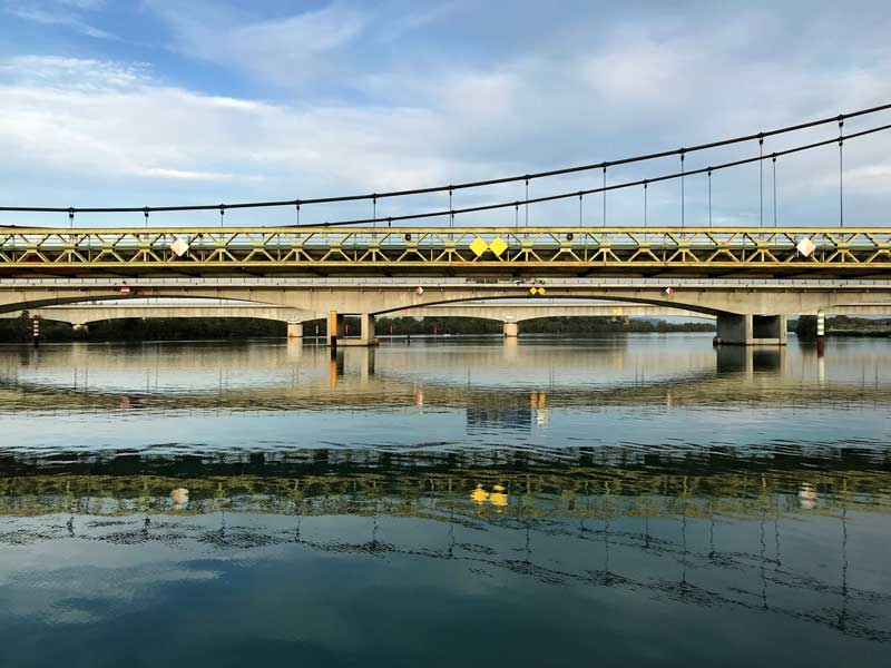 An dieser Stelle wird die Rhône von drei parallel verlaufenden Brücken überspannt