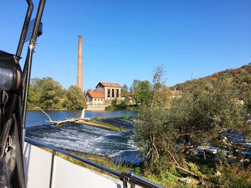 Wir liegen direkt am Wasserfall bei der alten Papiermühle von Boussières