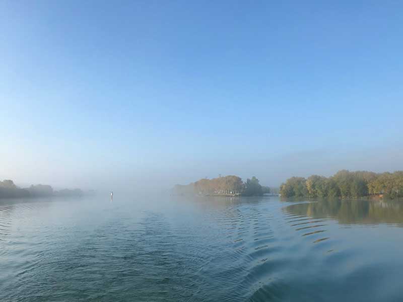 Es ist noch neblig auf der Saône, als wir aus dem Hafen von Mâcon ausfahren