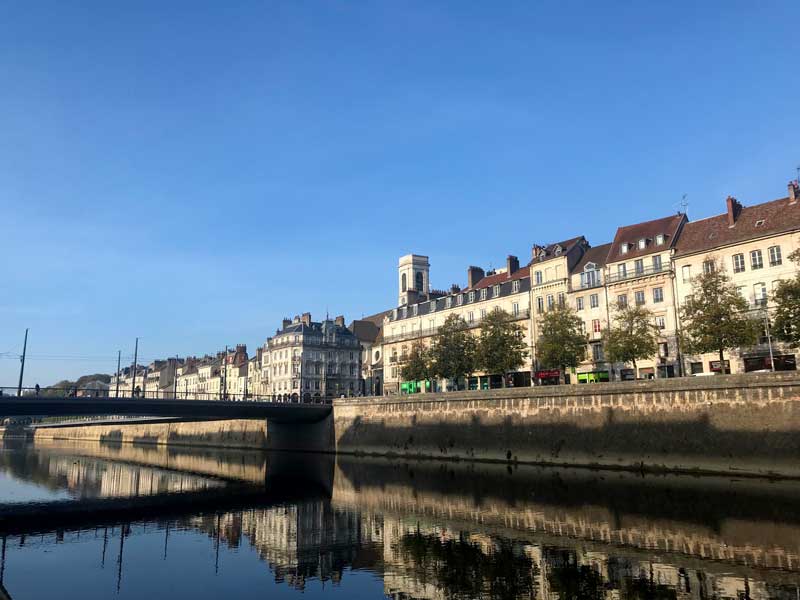 Besançon wirkt ziemlich großstädtisch hier am Quai de Strasbourg