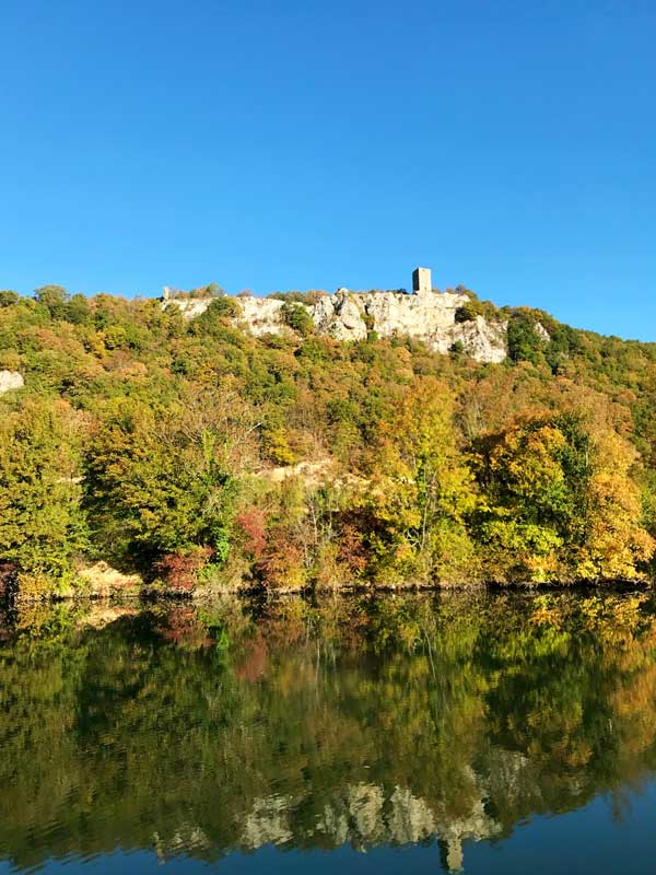 Über dem Doubs erhebt sich das Château Montferrand