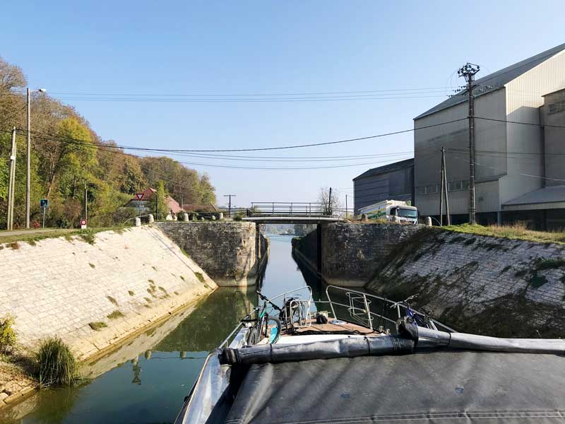Die Brücken über den Canal du Rhône au Rhin sind teilweise sehr niedrig