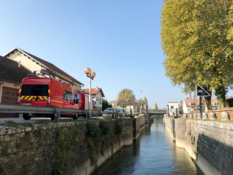 Eine der extremen Engstellen auf dem Canal du Rhône au Rhin bei Orchamps