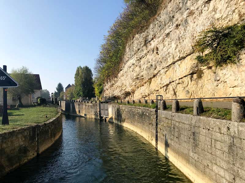 Auf dem Canal du Rhône au Rhin gibt es viele extreme Engstellen