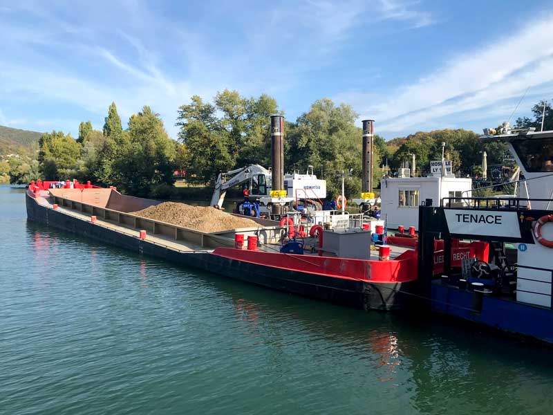 Auf der Saône wird die Fahrrinne ausgebaggert