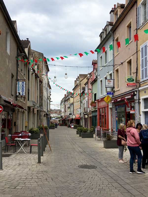 Die Rue de Strassbourg in Chalon-sur-Saône ist eine richtige Fresszeile