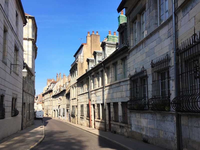 Überall in Besançon sind die gleichen schönen Fassaden aus Kalkstein zu sehen